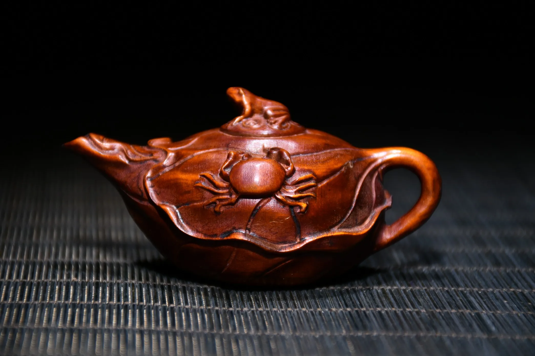 

3"Tibetan Temple Collection Old Boxwood Frog crab statue Kettle Handle pot Teapot Office Ornaments Town House Exorcism