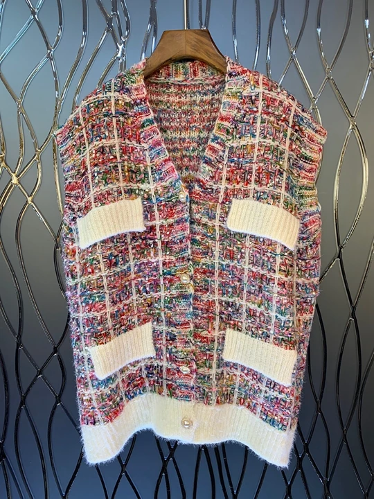 Lattice sleeveless button-down horse-clip knitted sweater 818 with V-collar color matching and stitching in early autumn of 2019
Lattice sleeveless button-down horse-clip knitted sweater 818 with V-collar color matching and stitching in early autumn of 2019