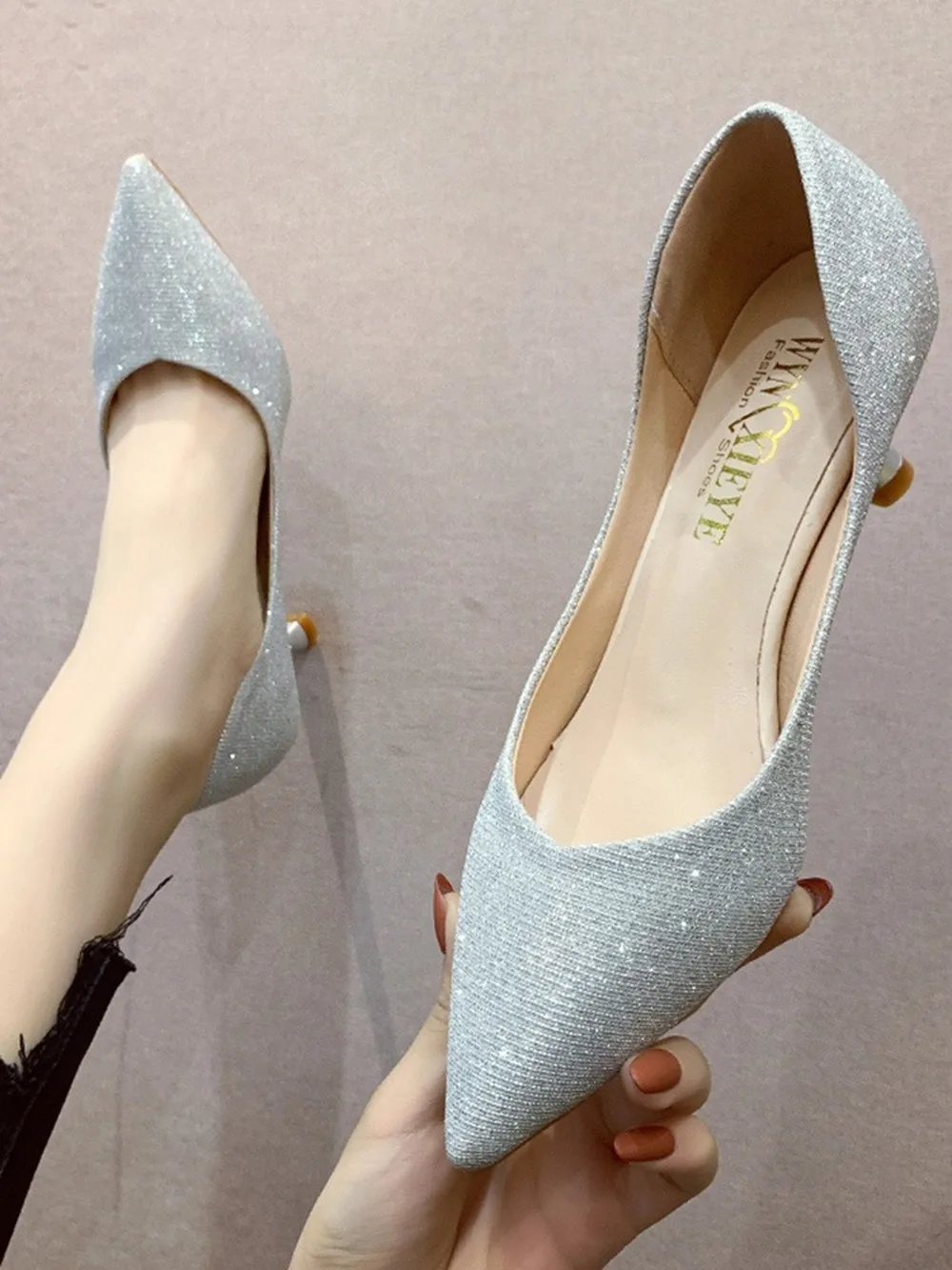 Женские свадебные туфли туфли-лодочки серебряного цвета с острым носком на