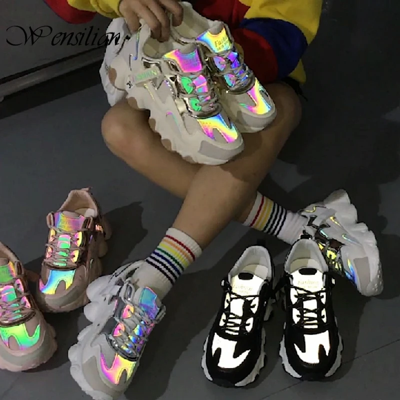 Фото Светоотражающие женские кроссовки на платформе белые - купить