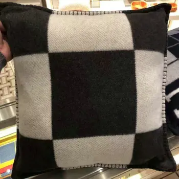 Fashion Vintage Fleece Pillow Case Cashmere European Pillow Covers Wool Throw Pillowcase diameter 45cm 65cm Cushion cover
Fashion Vintage Fleece Pillow Case Cashmere European Pillow Covers Wool Throw Pillowcase diameter 45cm 65cm Cushion cover