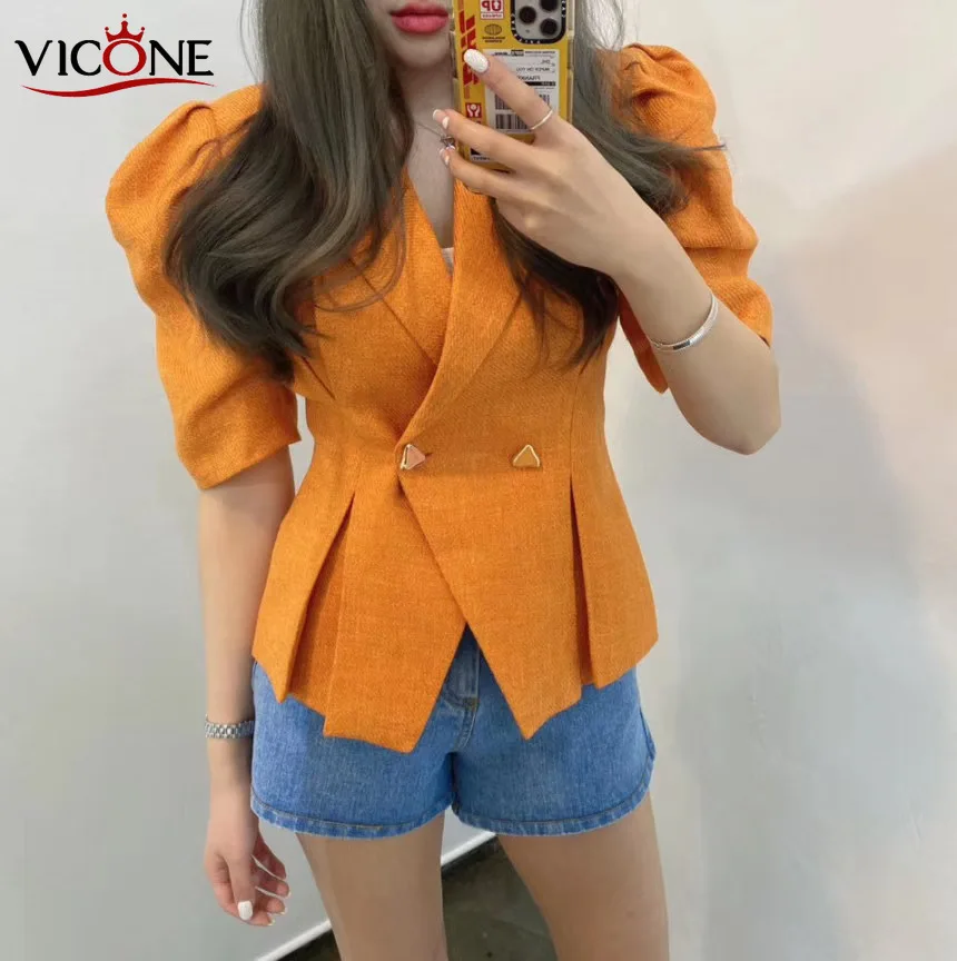 VICONE spring new temperament hubble-bubble sleeve fold two grain of buckle waist breathable jacket
VICONE spring new temperament hubble-bubble sleeve fold two grain of buckle waist breathable jacket