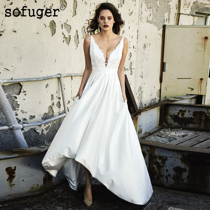 Ivory White Wedding Dress High Low Satin Lace Appliques V Neck Robe De Mariee Sofuge Dubai Arabic Abiti Da Sposa
Ivory White Wedding Dress High Low Satin Lace Appliques V Neck Robe De Mariee Sofuge Dubai Arabic Abiti Da Sposa