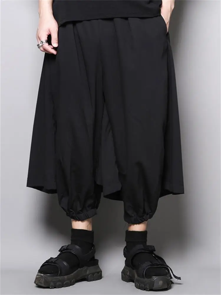 Мужские брюки, черные большие свободные повседневные брюки с юбкой, поддельные брюки из двух частей, девять точек, мужская мода, индивидуальный дизайн 
Мужские брюки, черные большие свободные повседневные брюки с юбкой, поддельные брюки из двух частей, девять точек, мужская мода, индивидуальный дизайн