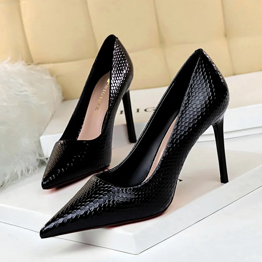 High Heels Shoes Women Pointed Toe Pumps Prints Leather Shallow Sandals Sexy Slip on Slides Big Size Zapatos Mujer High Quality
High Heels Shoes Women Pointed Toe Pumps Prints Leather Shallow Sandals Sexy Slip on Slides Big Size Zapatos Mujer High Quality