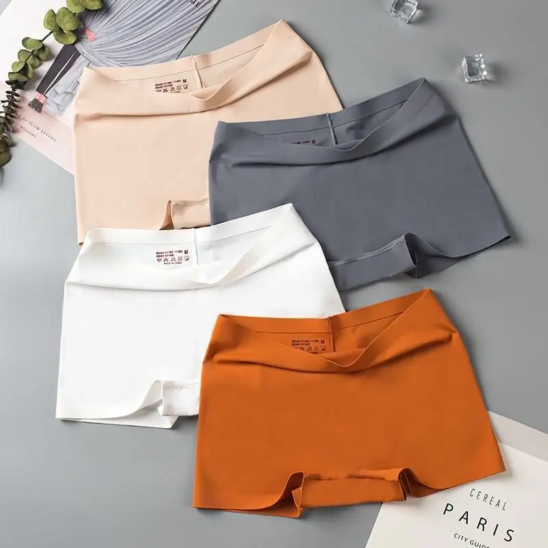 The new ice silk seamless underwear women's cotton crotch antibacterial boxer pants women's safety pants four corners anti-glare
The new ice silk seamless underwear women's cotton crotch antibacterial boxer pants women's safety pants four corners anti-glare