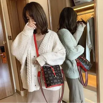 2019 Korean version of the new gas hundred pressure flowers oblique bagAAA170
2019 Korean version of the new gas hundred pressure flowers oblique bagAAA170