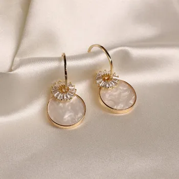 2020 Korean new design fashion jewelry high quality natural shell round luxury zircon dangle earrings elegant female earrings
2020 Korean new design fashion jewelry high quality natural shell round luxury zircon dangle earrings elegant female earrings