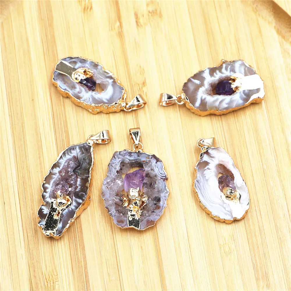 Natural Stone Agates Slice Pendant Inlaid with Natural Amethysts Irregular Shaped Stone Elegant Quartz Jewelry Making Pendulum
Natural Stone Agates Slice Pendant Inlaid with Natural Amethysts Irregular Shaped Stone Elegant Quartz Jewelry Making Pendulum