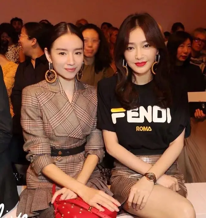 Star Dong Jie Nuozha Celebrity Style F Lettered Metal Textured Earrings Geometry Metal Sense of Design Ear Stud
Star Dong Jie Nuozha Celebrity Style F Lettered Metal Textured Earrings Geometry Metal Sense of Design Ear Stud