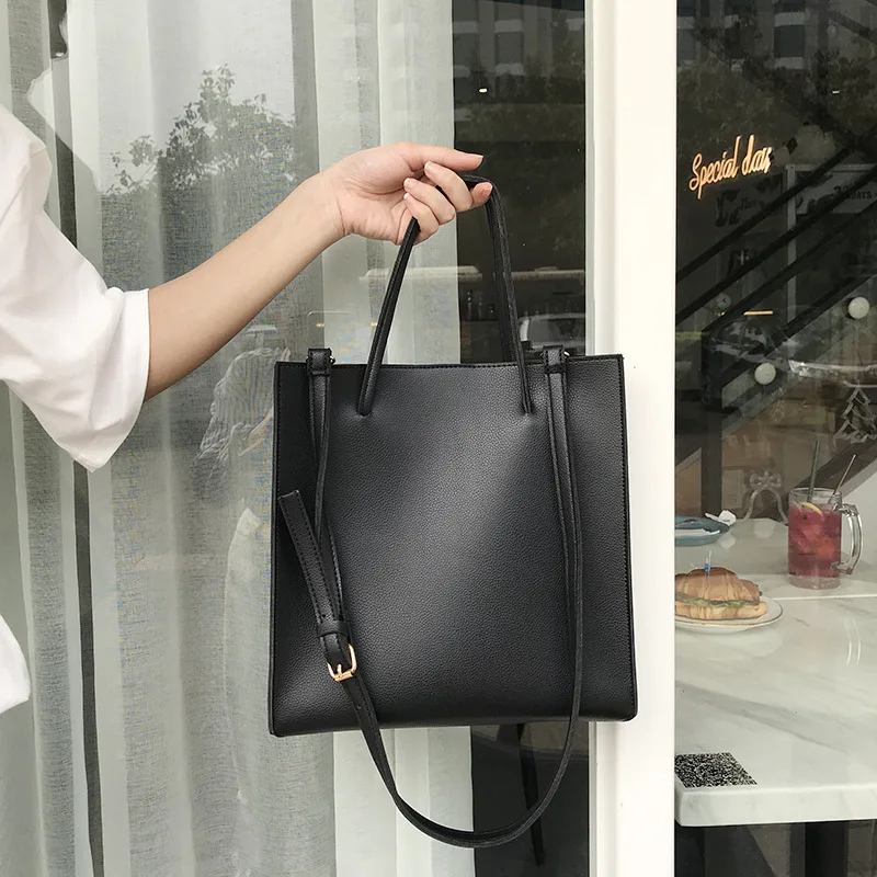 Women's Shoulder Bag Simple Casual Large Capacity PU Black Brown Solid Color Street Wild Messenger Bag Casual Temperament
Women's Shoulder Bag Simple Casual Large Capacity PU Black Brown Solid Color Street Wild Messenger Bag Casual Temperament