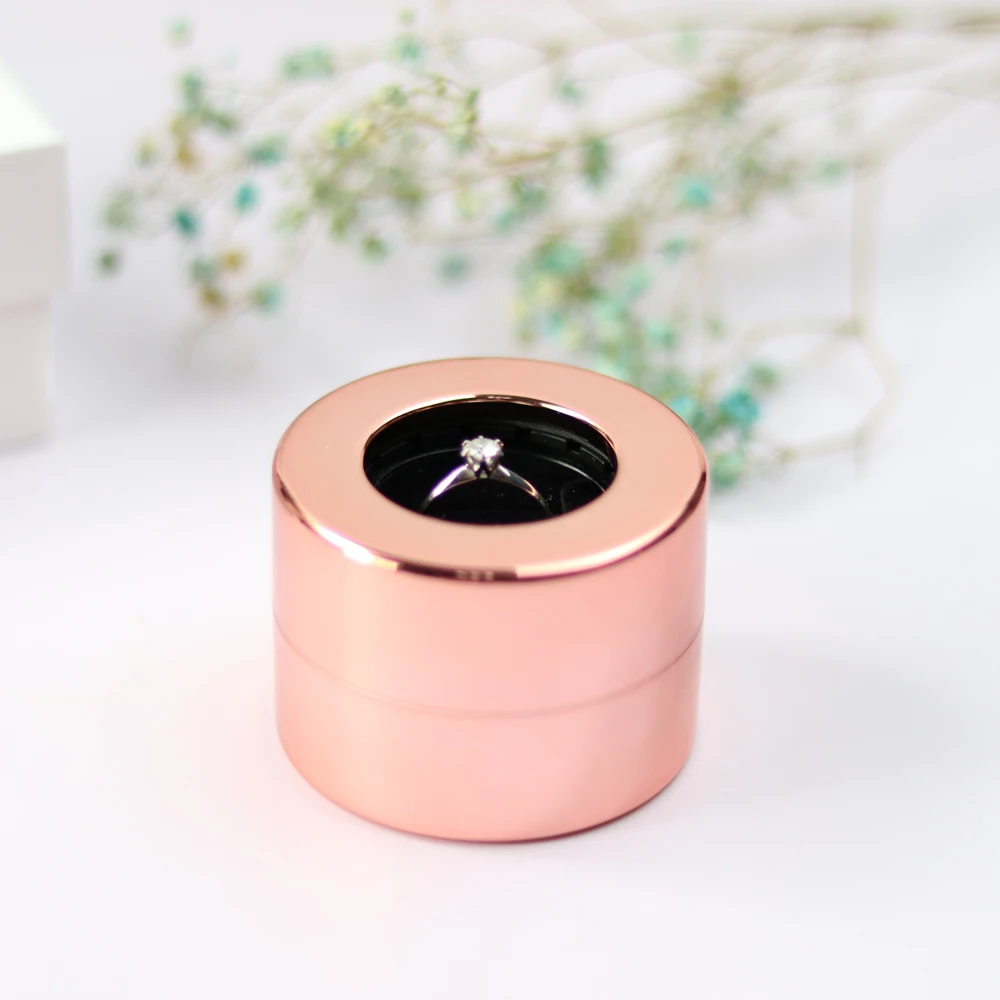 Wedding Creative Rotation Proposal Velvet Round Shape Metal Ring Box Holder Marriage Holder Jewelry Storage Ring Bearer Box
Wedding Creative Rotation Proposal Velvet Round Shape Metal Ring Box Holder Marriage Holder Jewelry Storage Ring Bearer Box