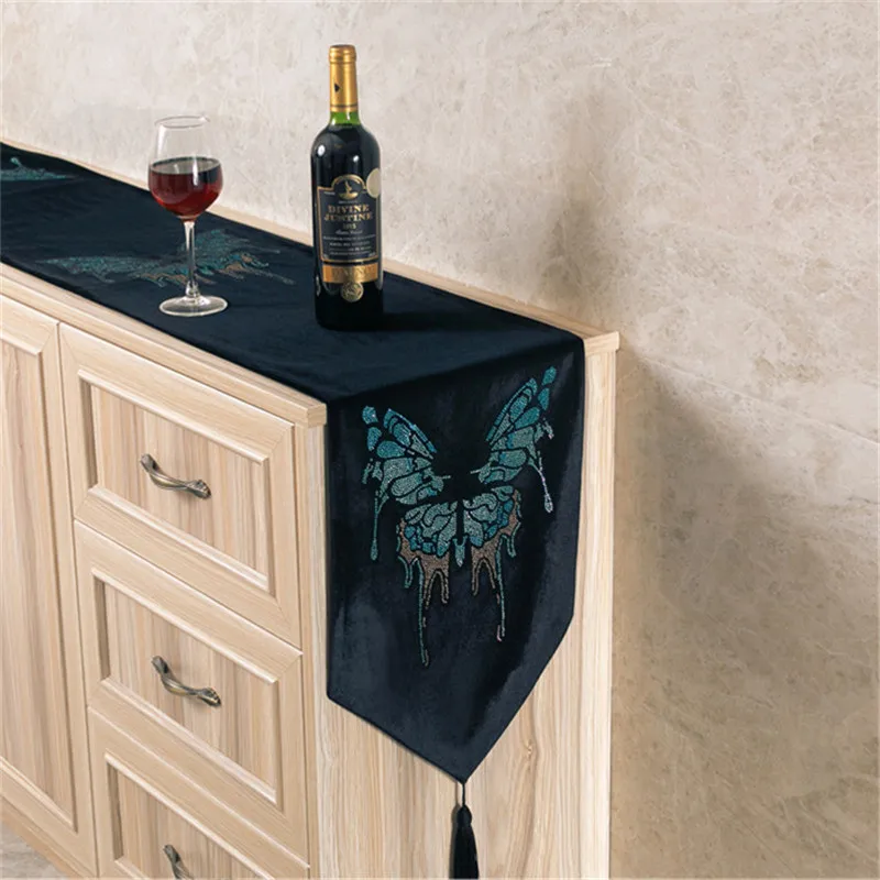 European Style Velvet Hot Drilling Butterfly Dinner Placemat TV Cabinet Table Flag Home Wedding Party Decor Table Runners Modern
European Style Velvet Hot Drilling Butterfly Dinner Placemat TV Cabinet Table Flag Home Wedding Party Decor Table Runners Modern
