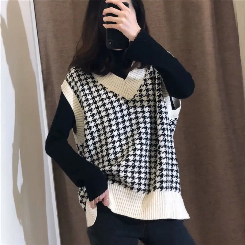 Korean color matching V-Neck Sweater Vest for women's loose and versatile sleeveless knitted vest and shoulder vest
Korean color matching V-Neck Sweater Vest for women's loose and versatile sleeveless knitted vest and shoulder vest