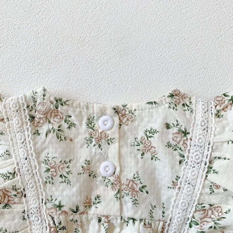 Macacão de bebê floral com renda e com chapéu estilo vintage Macacão de bebê floral com renda e com chapéu estilo vintage