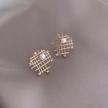 Korea hot sale fashion jewelry irregular mesh hollow metal earrings elegant simple generous pearl wild earrings for women
Korea hot sale fashion jewelry irregular mesh hollow metal earrings elegant simple generous pearl wild earrings for women