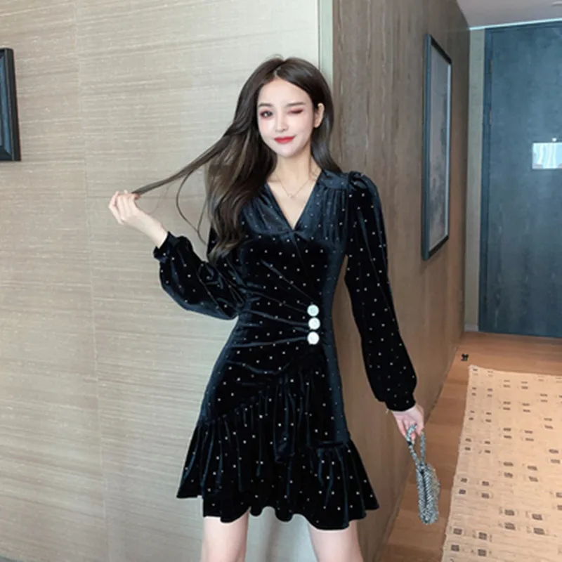Autumn 2020 Temperament Ruched Slim Ruffled Fishtail Hem Asymmetry Dress V-neck Lantern Sleeve Wave Point Black Velvet Dress
Autumn 2020 Temperament Ruched Slim Ruffled Fishtail Hem Asymmetry Dress V-neck Lantern Sleeve Wave Point Black Velvet Dress