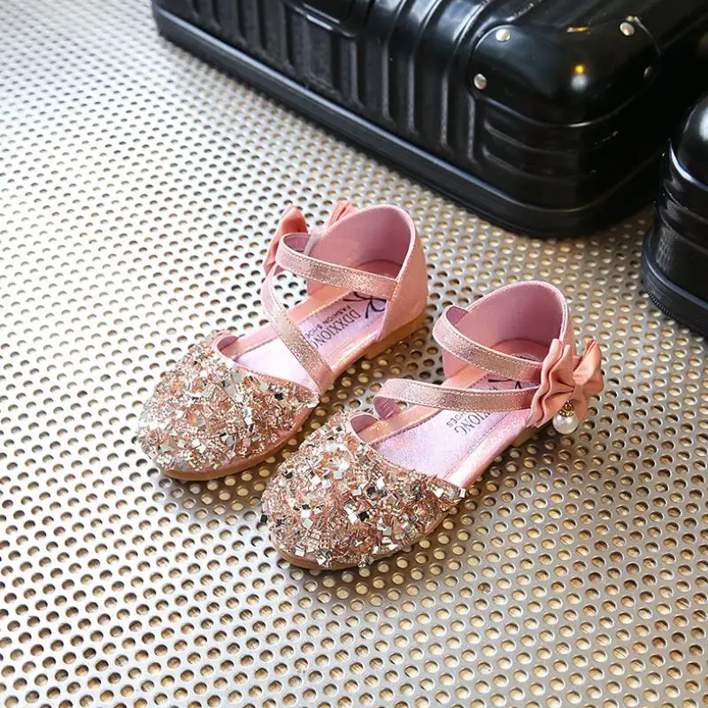 Girls Sandals Summer Bowtie Glitter Sequins Flat Heel Leather Shoes Kids Shoes for Girl Princess Party Sandals 
Girls Sandals Summer Bowtie Glitter Sequins Flat Heel Leather Shoes Kids Shoes for Girl Princess Party Sandals