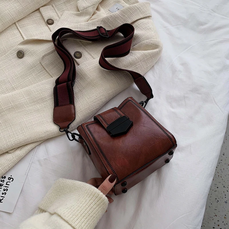 2020 fashion western style bag net red large capacity female bag hong kong retro wideband messenger bucket bag
2020 fashion western style bag net red large capacity female bag hong kong retro wideband messenger bucket bag