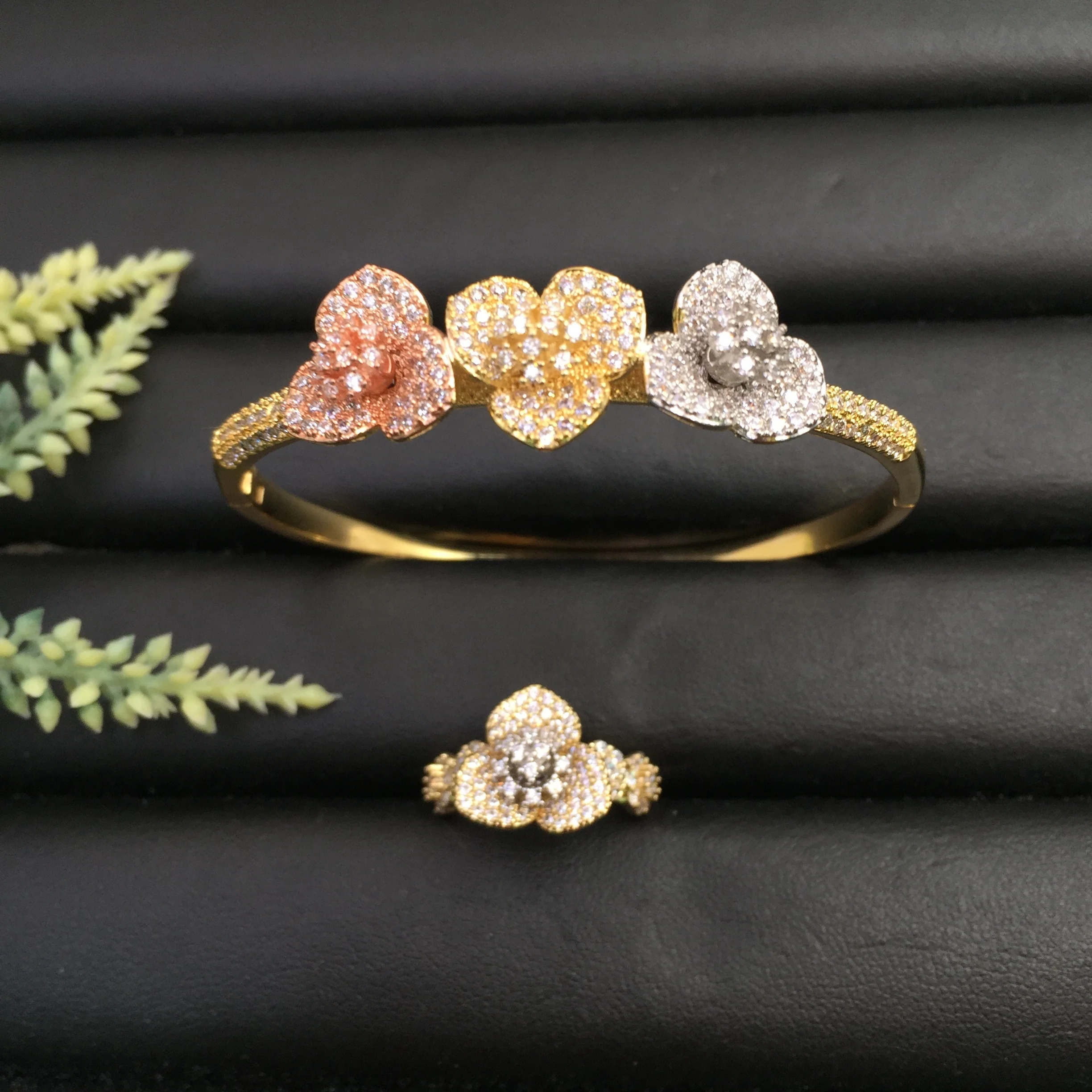 Lanyika Fashion Jewelry Exquisite Romantic loveliness Trefoil Plated Party Romantic Bangle With Ring Banquet Daily Best Gift
Lanyika Fashion Jewelry Exquisite Romantic loveliness Trefoil Plated Party Romantic Bangle With Ring Banquet Daily Best Gift