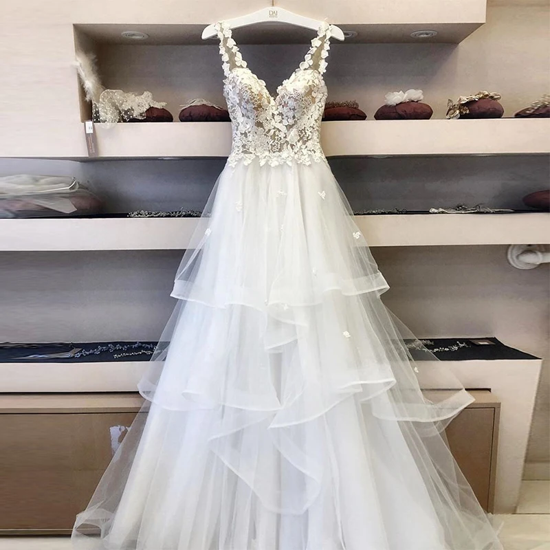 2020 Spring New Arrival V Neck Sleeveless Embroidered Flowers Petals Ruffled Tiered Skirt Princess Wedding Dress 
2020 Spring New Arrival V Neck Sleeveless Embroidered Flowers Petals Ruffled Tiered Skirt Princess Wedding Dress