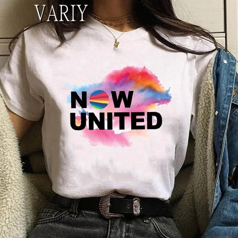 Фото Женская футболка с принтом Now United Group белая графическим уличная одежда в стиле
