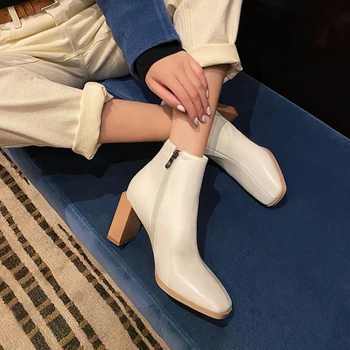 2020 Winter Simple Square Toe High Heel Thick Heel Women's Short Boots Solid Color Leather White Boots
2020 Winter Simple Square Toe High Heel Thick Heel Women's Short Boots Solid Color Leather White Boots