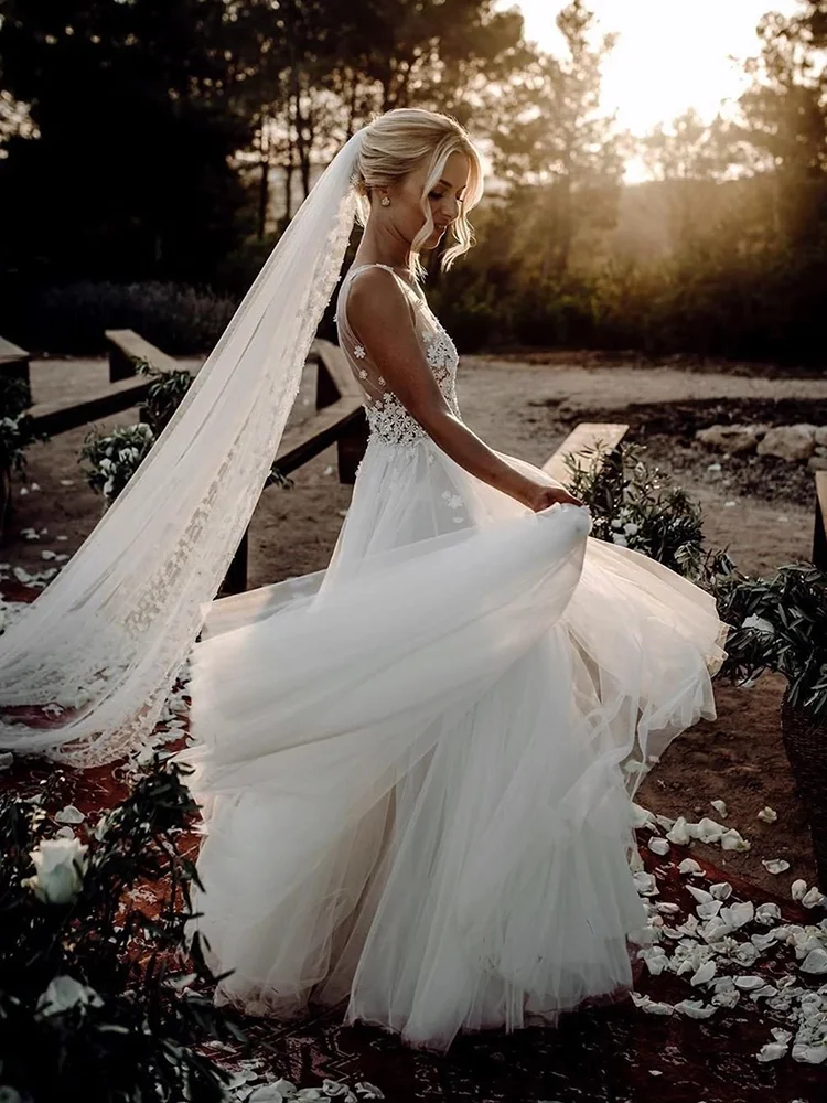 Фото Тюлевое свадебное платье с цветочной аппликацией V-образным вырезом открытой