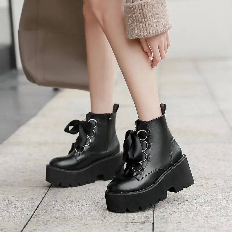 2019 Fashion Ribbon Lace Up Punk Gothic Platform Ankle Biker Combat Boots for Women Black Goth Lady Wede Shoes Autumn
2019 Fashion Ribbon Lace Up Punk Gothic Platform Ankle Biker Combat Boots for Women Black Goth Lady Wede Shoes Autumn