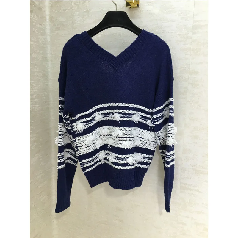 2019 autumn and winter embroidery long-sleeved three-dimensional flower decoration V-neck sweater temperament college wind sweat
2019 autumn and winter embroidery long-sleeved three-dimensional flower decoration V-neck sweater temperament college wind sweat