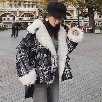 2019 Winter Short Woolen Coats Women Korea Warm Plaid Loose Coats Big Fur Collar Thick Woolen Jacket Coats
2019 Winter Short Woolen Coats Women Korea Warm Plaid Loose Coats Big Fur Collar Thick Woolen Jacket Coats