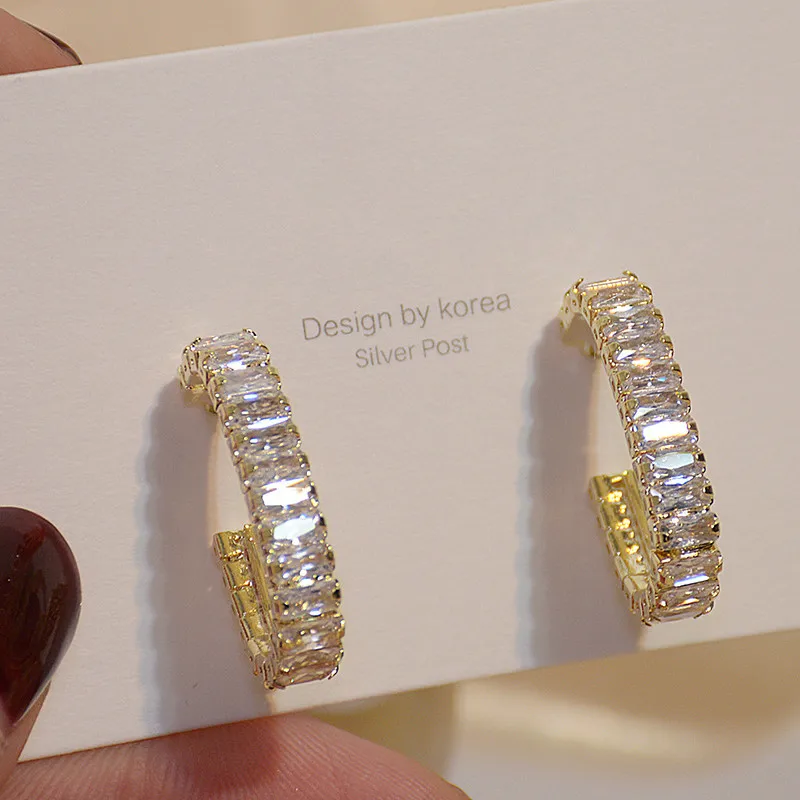 2020 Temperament Women Gold Metal Shining Dazzling Zircon Round Earrings Beautiful Essential Female Earrings Jewelry
2020 Temperament Women Gold Metal Shining Dazzling Zircon Round Earrings Beautiful Essential Female Earrings Jewelry
