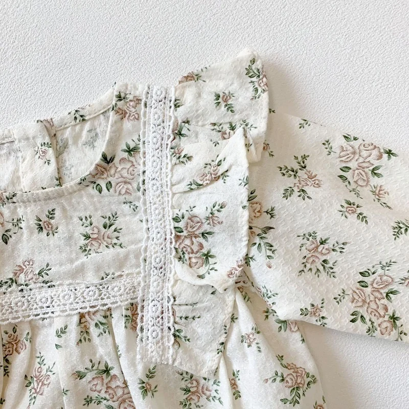 Macacão de bebê floral com renda e com chapéu estilo vintage Macacão de bebê floral com renda e com chapéu estilo vintage