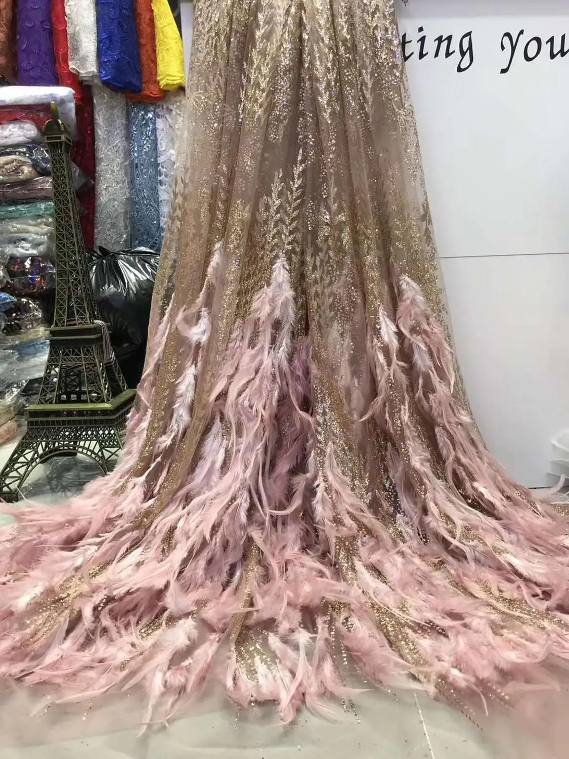 Luxury feather embroidery fabric sequins high-end evening dress/prom dress design embroidery French mesh lace wedding dress
Luxury feather embroidery fabric sequins high-end evening dress/prom dress design embroidery French mesh lace wedding dress