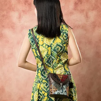 2020 New Ethnic Style Layer Cowhide Ladies Diagonally Hit Color One-Shoulder Handbag Trend 
2020 New Ethnic Style Layer Cowhide Ladies Diagonally Hit Color One-Shoulder Handbag Trend