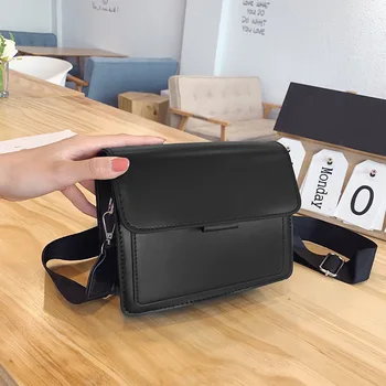 Girl Little Bag 2019 New Spring New Wide Shoulder Belt Small Square Bag Retro Single Shoulder Oblique Satchel Bag Women Bag
Girl Little Bag 2019 New Spring New Wide Shoulder Belt Small Square Bag Retro Single Shoulder Oblique Satchel Bag Women Bag