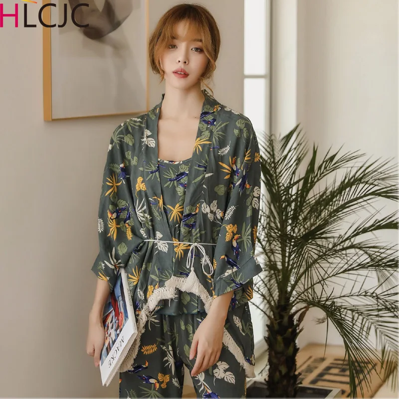 Spring Women Cotton Soft Pajamas Sets with Pants Satin Flower Print Pyjama Female Sexy Spaghetti Strap Pijama 3 Pieces Home Wear
Spring Women Cotton Soft Pajamas Sets with Pants Satin Flower Print Pyjama Female Sexy Spaghetti Strap Pijama 3 Pieces Home Wear