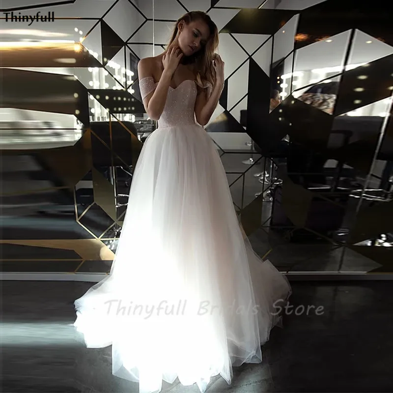 Thinyfull Shiny Off The Shoulder Wedding Dresses 2021 Lace Up Back A-Line Tulle Arabic Glitter Vingtage Bridal Gowns Customized
Thinyfull Shiny Off The Shoulder Wedding Dresses 2021 Lace Up Back A-Line Tulle Arabic Glitter Vingtage Bridal Gowns Customized