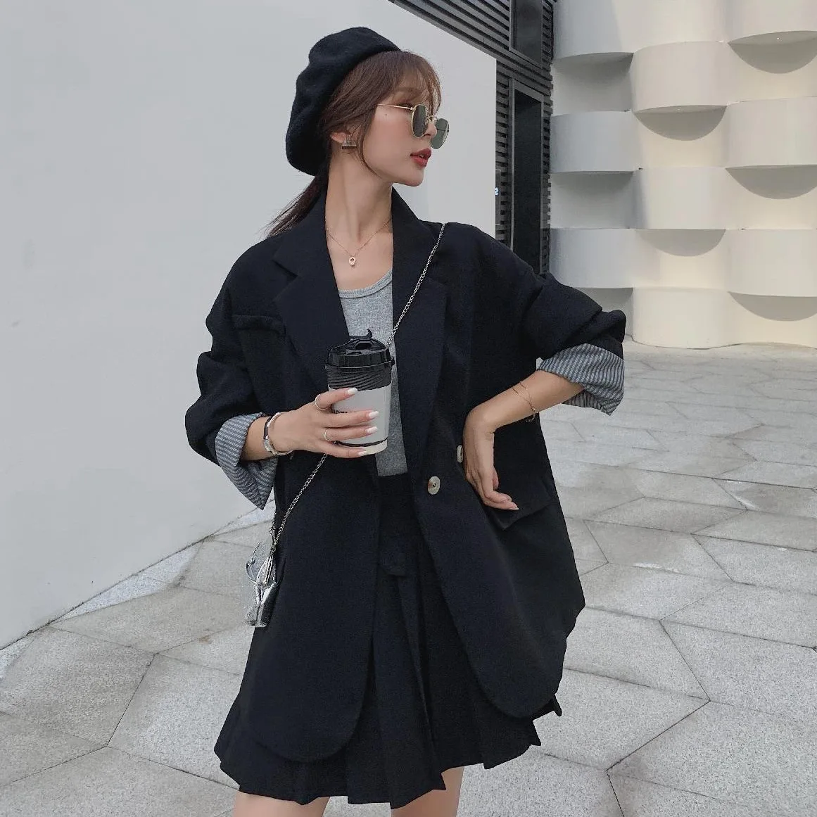 Photo Shoot Ladies' Elegant Versatile Black with Thin Look Double Breasted Loose-Fit Small Suit High-waisted Pleated Skirt Two-P
Photo Shoot Ladies' Elegant Versatile Black with Thin Look Double Breasted Loose-Fit Small Suit High-waisted Pleated Skirt Two-P