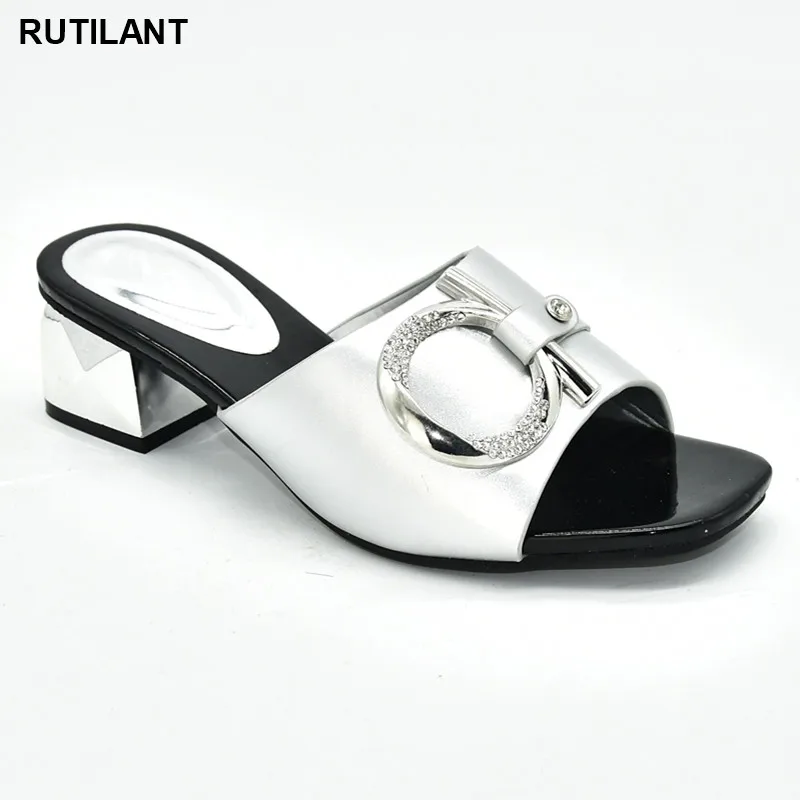 Italian Style Women Party Shoes Decorated with Rhinestone Women Sandals Elegant Nigerian Women Pumps Shoe for Party High Quality
Italian Style Women Party Shoes Decorated with Rhinestone Women Sandals Elegant Nigerian Women Pumps Shoe for Party High Quality
