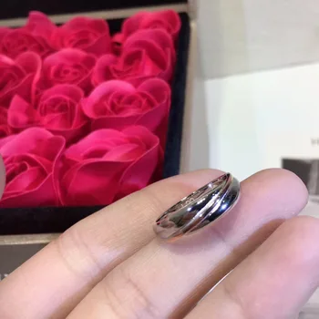 S925 pure silver inlay rhinestone do men and women lovers ring contracted a wedding ring
S925 pure silver inlay rhinestone do men and women lovers ring contracted a wedding ring