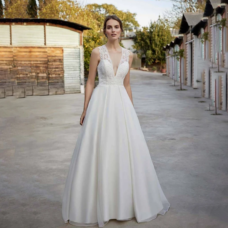 2021 Sexy V-neck Tulle A Line Wedding Dresses with Appliques Sparkly Nude Illusion Back Bridal Gowns Sexy Charming Robe
2021 Sexy V-neck Tulle A Line Wedding Dresses with Appliques Sparkly Nude Illusion Back Bridal Gowns Sexy Charming Robe
