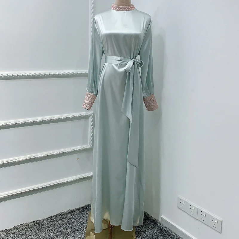 Фото Женское атласное платье-макси с поясом и воротником-стойкой | Тематическая