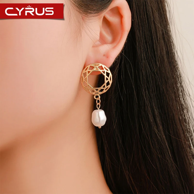 New Korean Hollow Gold Alloy Freshwater Pearl Earrings for Women Circle Shape Reticular Irregular Simple Wedding Earring Jewelry
New Korean Hollow Gold Alloy Freshwater Pearl Earrings for Women Circle Shape Reticular Irregular Simple Wedding Earring Jewelry