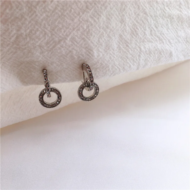 French retro temperament, simple personality, diamond-studded, small earring, circle earrings, female ear clip, no ear hole.
French retro temperament, simple personality, diamond-studded, small earring, circle earrings, female ear clip, no ear hole.