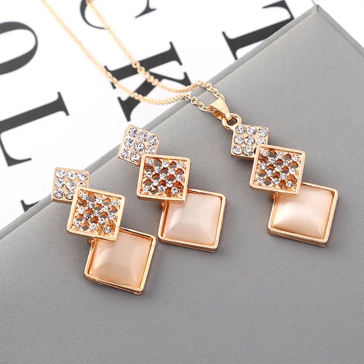 Jewelry With Hollowed-out Diamond Hot Style Fashion Accessories Popular Vintage Ladies Gift For Wedding Necklace Earrings Set
Jewelry With Hollowed-out Diamond Hot Style Fashion Accessories Popular Vintage Ladies Gift For Wedding Necklace Earrings Set
