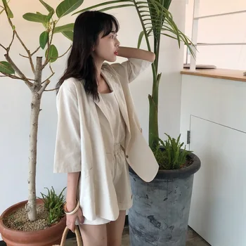 Spring and summer 2020 women's new sexy and aggressive temperament Korean suit coat + suspender + wide leg shorts three piece
Spring and summer 2020 women's new sexy and aggressive temperament Korean suit coat + suspender + wide leg shorts three piece