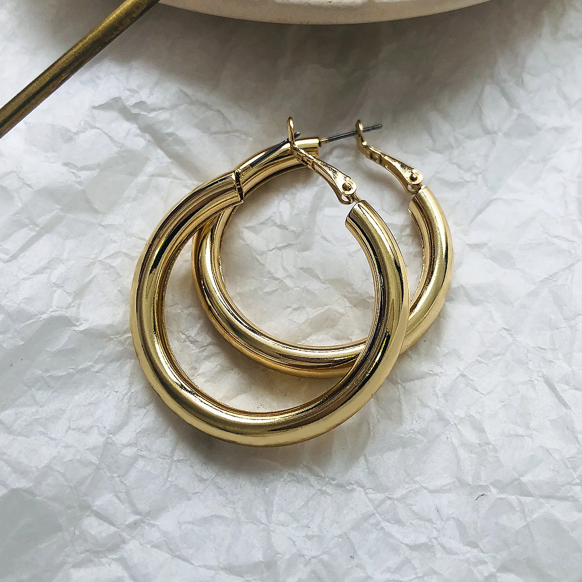 Женские серьги кольца AENSOA большие золотого цвета с широким металлическим