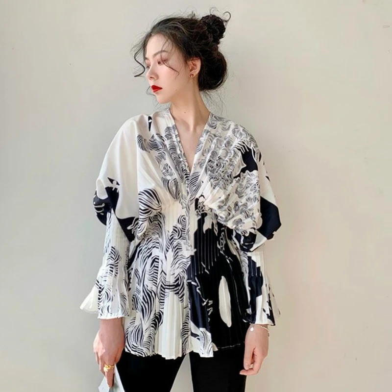2020 Spring and Summer Women's Long-sleeved V-neck Personalized Shirt Pleated Printed Fashion Black and White Top Elegant Blouse
2020 Spring and Summer Women's Long-sleeved V-neck Personalized Shirt Pleated Printed Fashion Black and White Top Elegant Blouse