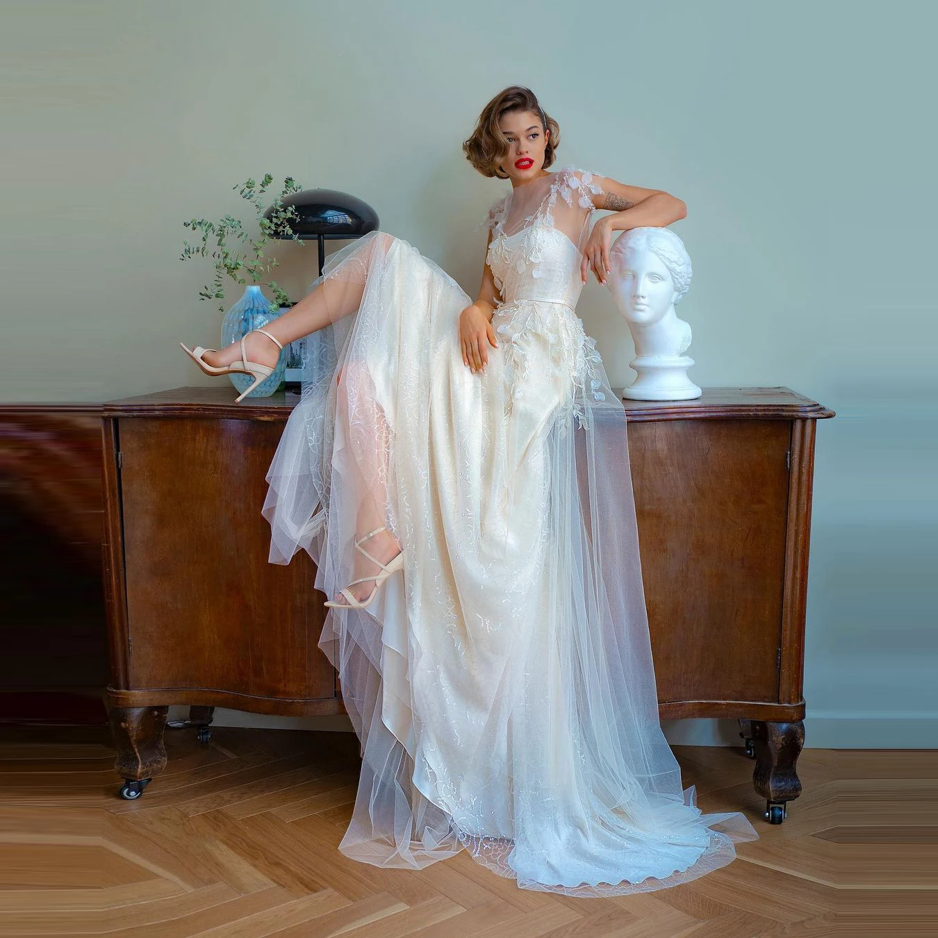 Vintage Ivory Flowers Lace A Line Wedding Dress Sparking Soft Tulle Floral Floor Length Bridal Gowns See Thru Short Sleeves
Vintage Ivory Flowers Lace A Line Wedding Dress Sparking Soft Tulle Floral Floor Length Bridal Gowns See Thru Short Sleeves
